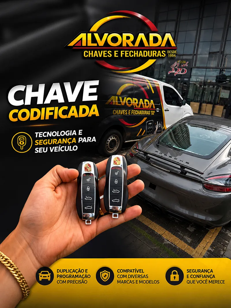 Chave codificada automotiva sendo programada por chaveiro em Joinville — duplicação e programação de chaves para carros nacionais e importados.